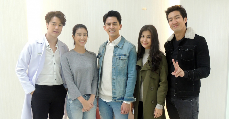 นักแสดงนำจากละคร ฟ้าฝากรัก